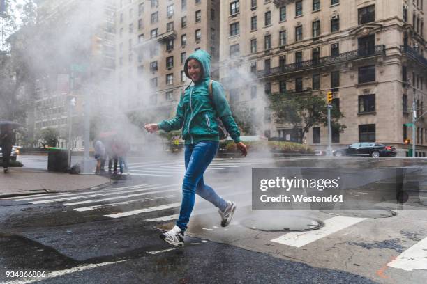 usa, new york, woman in the city on a rainy day - new york tourist stock-fotos und bilder