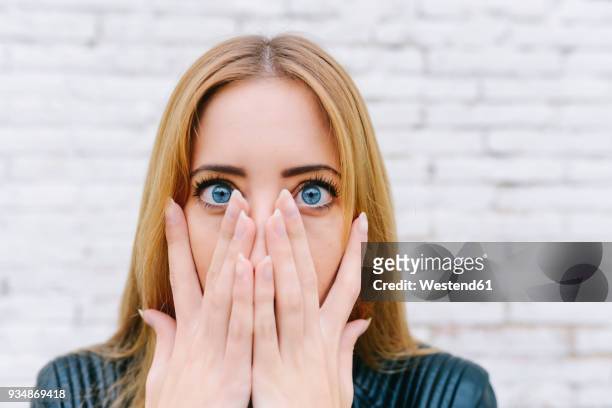 portrait of surprised young woman - scary face fotografías e imágenes de stock