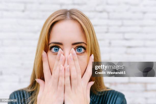 portrait of surprised young woman - scary face photos et images de collection