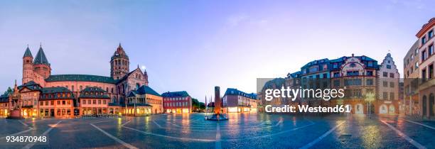 germany, rhineland-palatinate, mainz, mainz cathedral and cathedral square in the evening - marktplatz stock-fotos und bilder