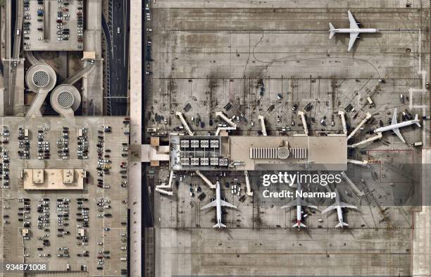 aiport terminals with planes moving to runway - airport ground crew stock pictures, royalty-free photos & images