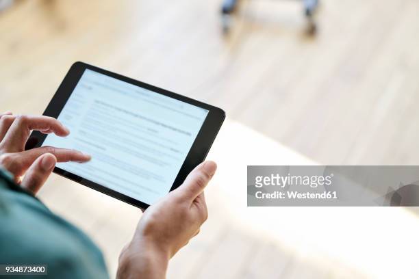 tablet in woman's hands - utilizar o tablet fotografías e imágenes de stock