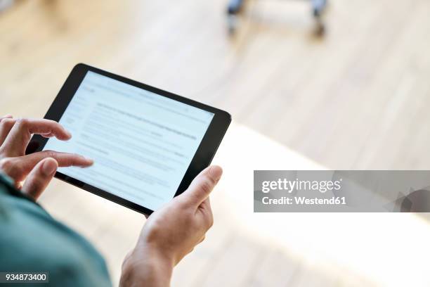 tablet in woman's hands - digital tablet 個照片及圖片檔