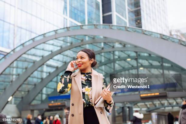 uk, london, portrait of fashionable businesswoman on the phone - red tube 個照片及圖片檔