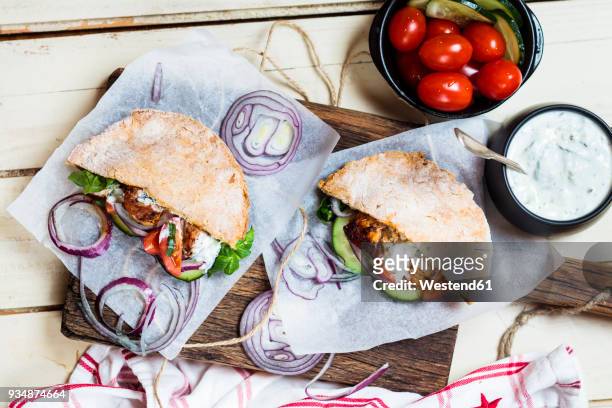 chicken gyros, chicken, salad, tomato, cucumber, onion, tzatziki, homemade glutenfree pita bread - tzatziki stock-fotos und bilder