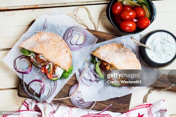 chicken gyros, chicken, salad, tomato, cucumber, onion, tzatziki, homemade glutenfree pita bread - gyros stock-fotos und bilder