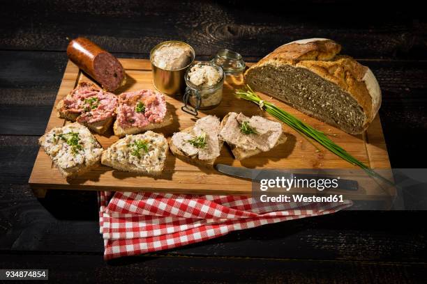 crusty bread, crackling fat, liver sausage, minced and pork sausage - crackling imagens e fotografias de stock