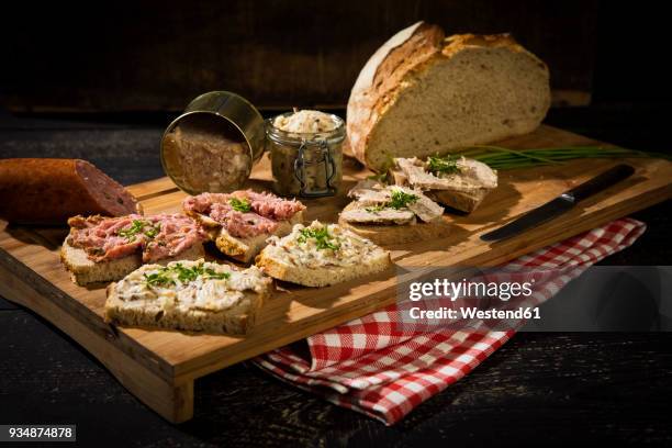 crusty bread, crackling fat, liver sausage, minced and pork sausage - crackling imagens e fotografias de stock