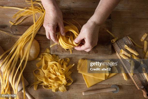 mujer preparando pasta - ravioli fotografías e imágenes de stock