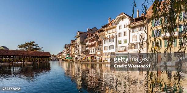 switzerland, canton of bern, thun, river aare, old town with aarequai and sluice bridge - jura suisse photos et images de collection