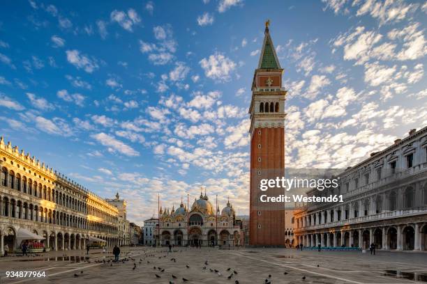 italy, veneto, venice, st mark's square with st. mark's basilica and campanile, early morning - basilica di san marco stock-fotos und bilder