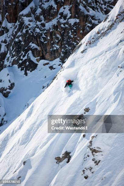 austria, tyrol, arlberg, skier on a freeride in powder snow - lechtal alps stockfoto's en -beelden
