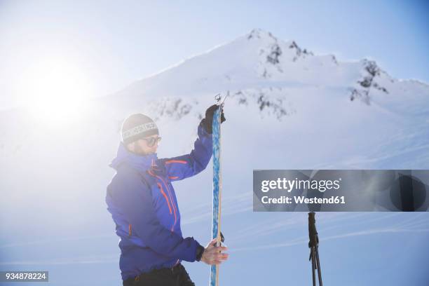 austria, tyrol, kuehtai, freeride skier preparing ski for a ski tour - kuehtai foto e immagini stock