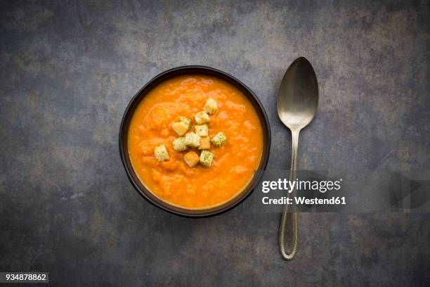 bowl of sweet potato carrot soup - mashed sweet potato stock-fotos und bilder