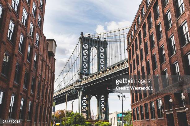 usa, new york city, view to manhattan bridge from brooklyn - manhattan bridge stock pictures, royalty-free photos & images