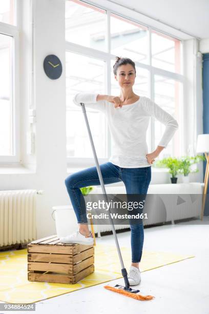 portrait of confident woman at home wiping the floor - aljofifa fotografías e imágenes de stock