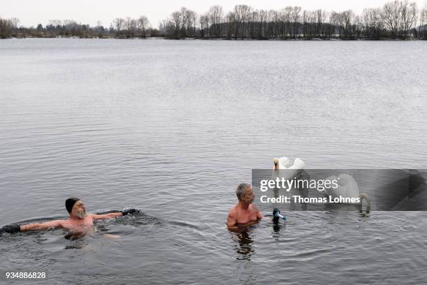 Gustav Meierl and his brother Waldemar Meierl swim in a lake near Biebesheim am Rhein in minus 2 degrees Celcius air temperature on March 19, 2018 in...