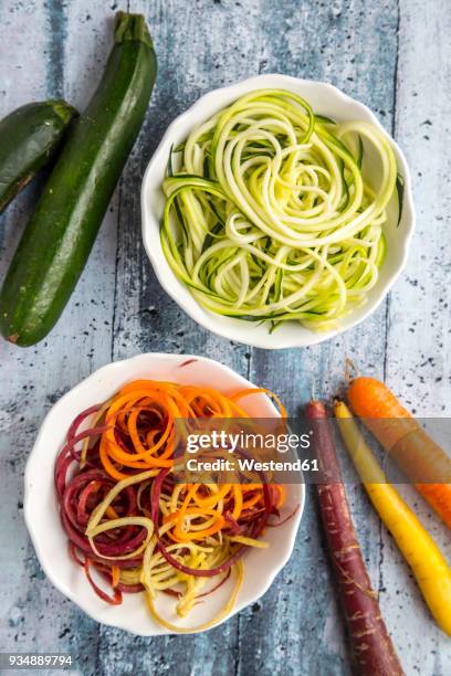 zoodles, zucchini spaghetti and carrot noodles - kohlenhydratarme diät stock-fotos und bilder