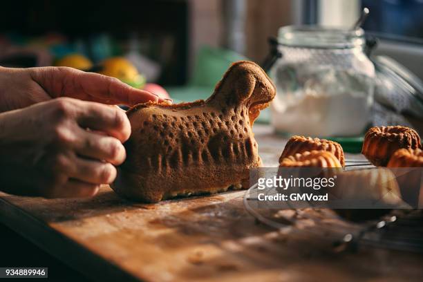 vorbereitung ostern lamm kuchen in der heimischen küche - osterlamm stock-fotos und bilder