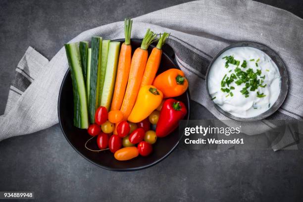 bowl of chive dip, cherry tomatoes and various vegetable sticks - crudité foto e immagini stock