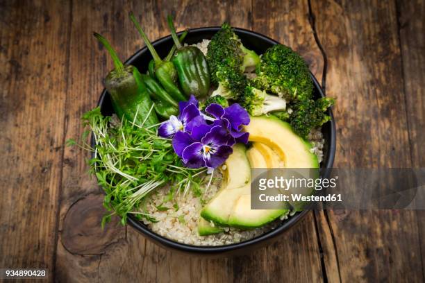 detox bowl, quinoa, brokkoli, quinoa, avocado, pimientos de padron, cress and pansies - brokkoli stock pictures, royalty-free photos & images