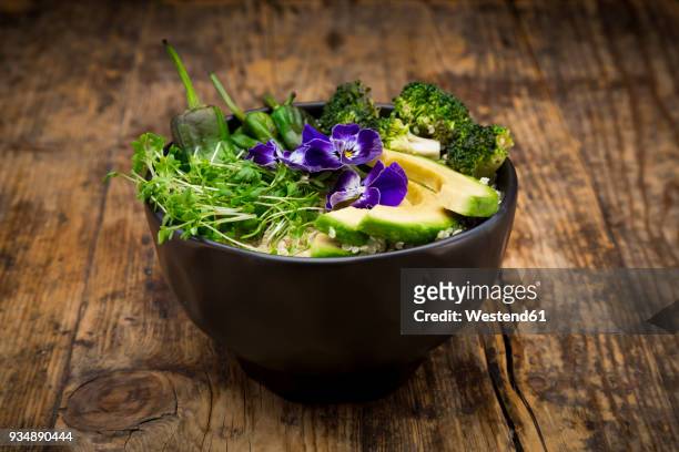 detox bowl, quinoa, brokkoli, quinoa, avocado, pimientos de padron, cress and pansies - brokkoli fotografías e imágenes de stock