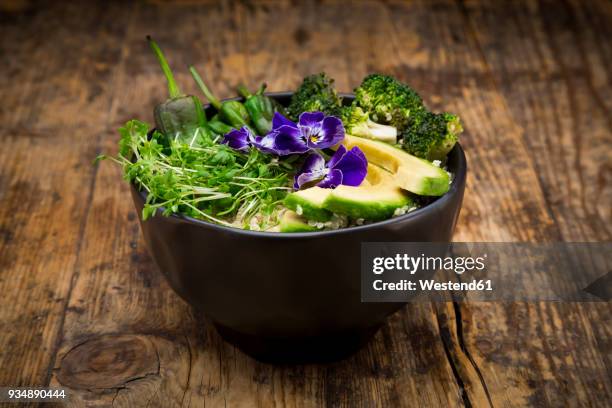 detox bowl, quinoa, brokkoli, quinoa, avocado, pimientos de padron, cress and pansies - brokkoli stock pictures, royalty-free photos & images