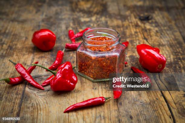 red chilis and chili powder - chilli powder stock-fotos und bilder