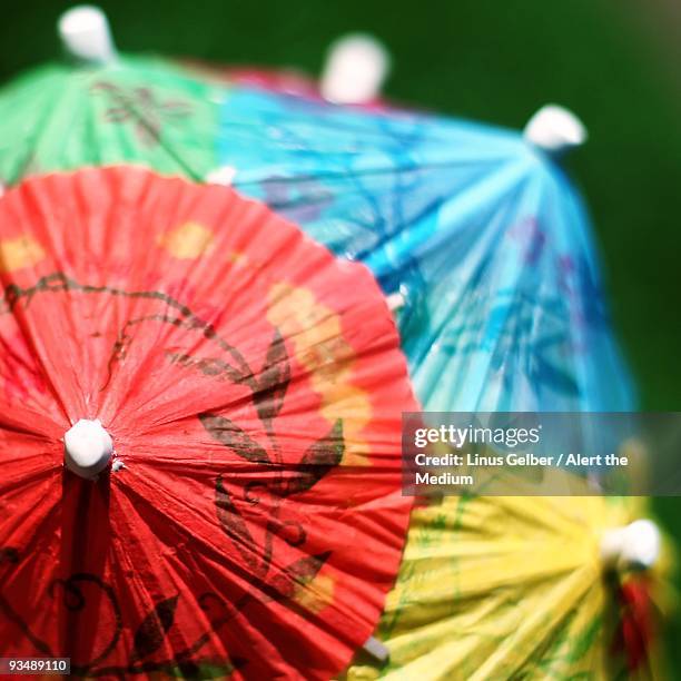 colored cocktail umbrellas - medium group of objects - fotografias e filmes do acervo