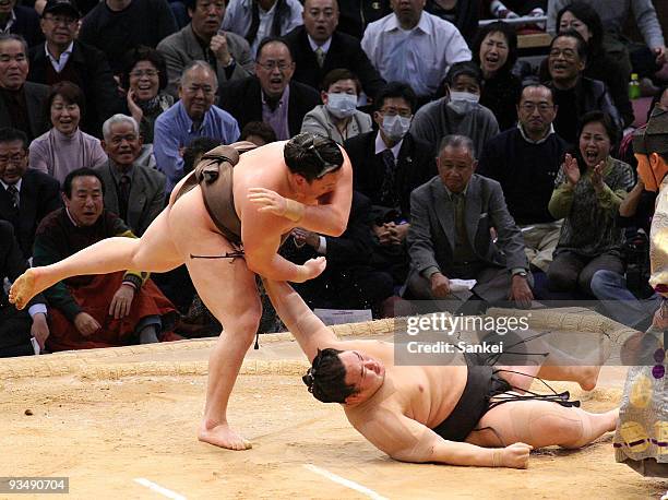 Sumo grand champion Hakuho throws Asashoryu to win during the final day of Grand Sumo Kyushu Tournament on November 29, 2009 in Fukuoka, Japan.