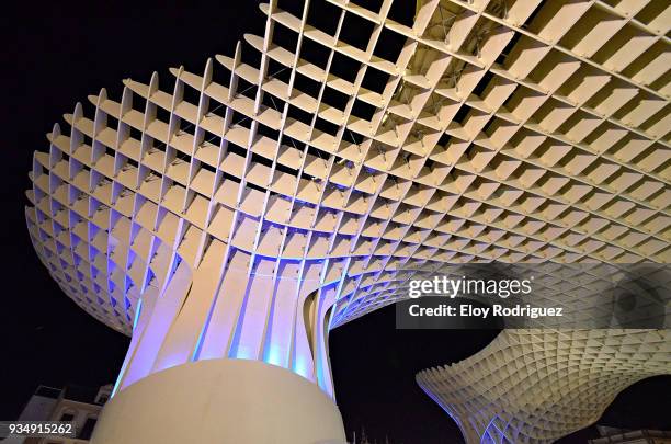 metropol parasol by architect jurgen mayer by architect jurgen mayer in seville at night. - cultura flamenca fotografías e imágenes de stock