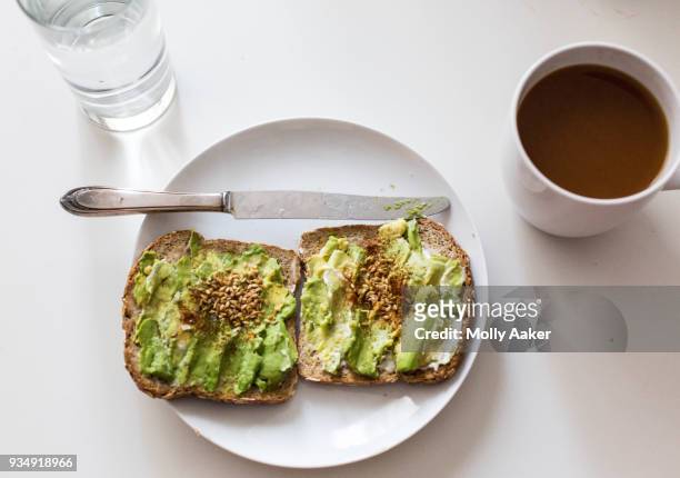 avocado toast - avocado toast stockfoto's en -beelden