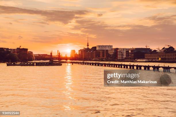 berlin summer spree sunset skyline - makarinus 個照片及圖片檔