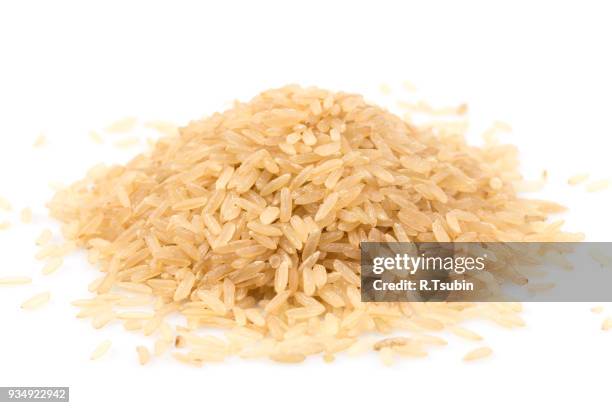 uncooked brown rice - arroz integral fotografías e imágenes de stock