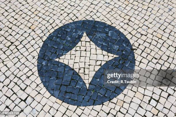 tiled floor closeup - portugees straatmozaïek stockfoto's en -beelden