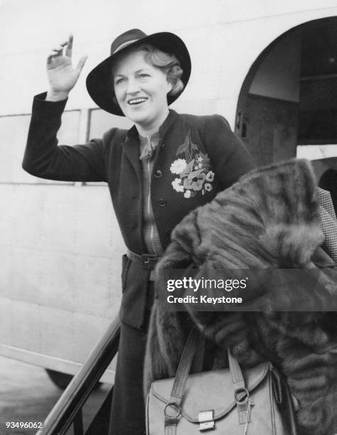 English actress, singer and comedian Gracie Fields arrives at Heston Aerodrome after a tour of France, 29th April 1940. She has been entertaining the...