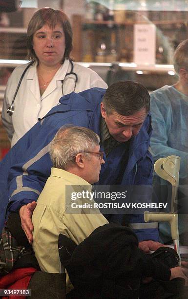 Doctor speaks with a passenger of a train, which derailed late on November 27, 2009 evening in Russia's Novgorod region as it travelled between...