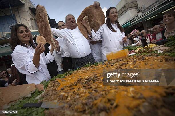 Israeli chefs prepare a giant �Meorav Yerushaleim�, bread filled with mixed grilled meat as they attempt to enter the Guinness Book of Records in...