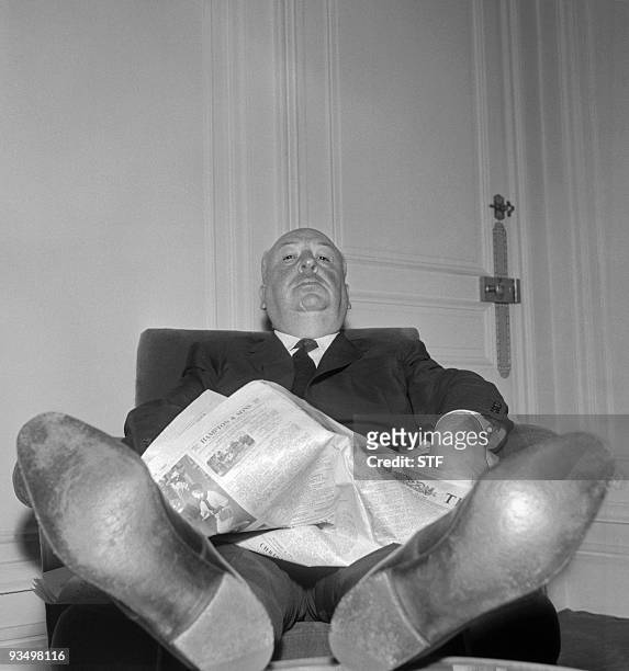Le réalisateur britannique Alfred Hitchcock plaisante durant une conférence de presse, le 18 octobre 1960 à Paris, pour présenter son dernier film...