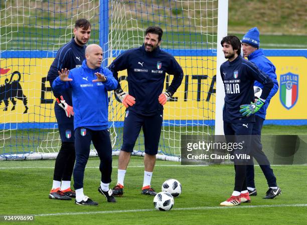 Gianluigi Donnarumma, head coach Italy Luigi Di Biagio, Gianluigi Buffon, Mattia Perin and goalkeeper coach Gianluca Spinelli chat during a Italy...