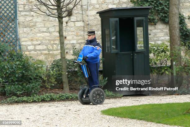 Illustration view of a Gendarme during the meeting of Grand-Duc Henri and Grande-Duchesse Maria Teresa of Luxembourg at the "Hotel de Matignon"...