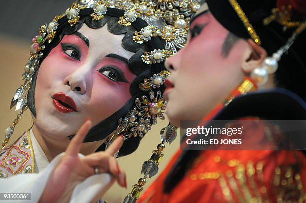 Chinese Opera Singers Photos and Premium High Res Pictures - Getty Images