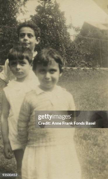 Stephan and Bernhard Elias with their cousin Margot Frank , circa 1933. They are the cousins and sister of young diarist Anne Frank.