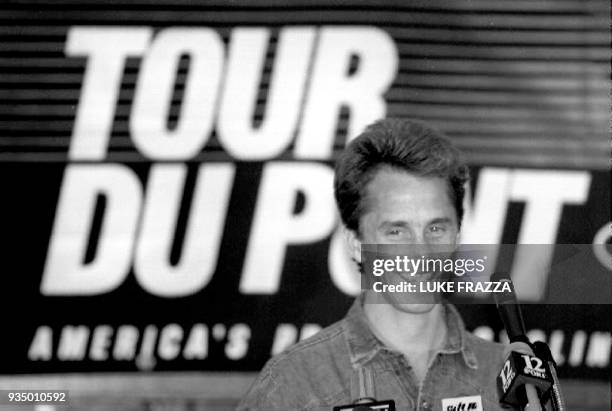 Cyclist Greg LeMond speaks to reporters 06 May 1992 at a press conference the day before the time trials of the Tour DuPont bicycle race. Lemond...