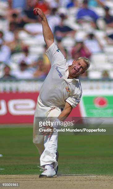 Australian leg spinner Shane Warne bowling on the fifth day of the 5th Test match between England and Australia at the Oval in London, 27th August...