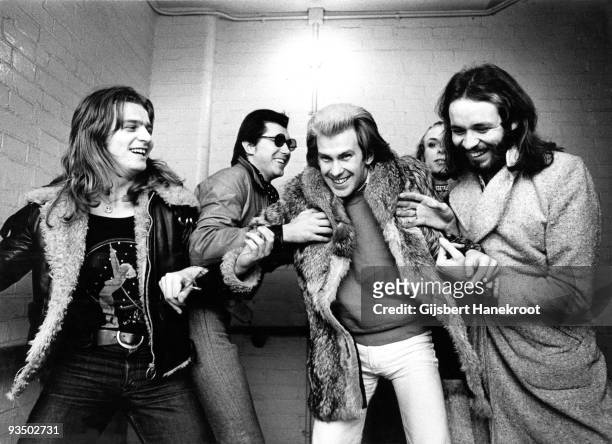 Roxy Music posed in London in 1972. L-R Paul Thompson, Bryan Ferry, Andy Mackay, Brian Eno, Phil Manzanera