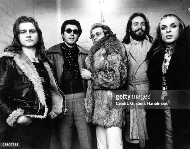 Roxy Music posed in London in 1972. L-R Paul Thompson, Bryan Ferry, Andy Mackay, Phil Manzanera, Brian Eno,