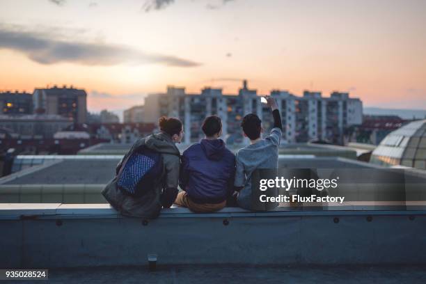 tomando un autorretrato juntos - sunset freinds city fotografías e imágenes de stock