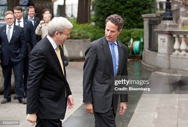 Timothy Geithner, U.S. Treasury secretary, right, meets with Kevin Rudd, Australia�s prime minister, at the treasury building in Washington, D.C.,...