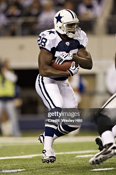 Running back Felix Jones of the Dallas Cowboys runs with the ball against the Oakland Raiders at Cowboys Stadium on November 26, 2009 in Arlington,...